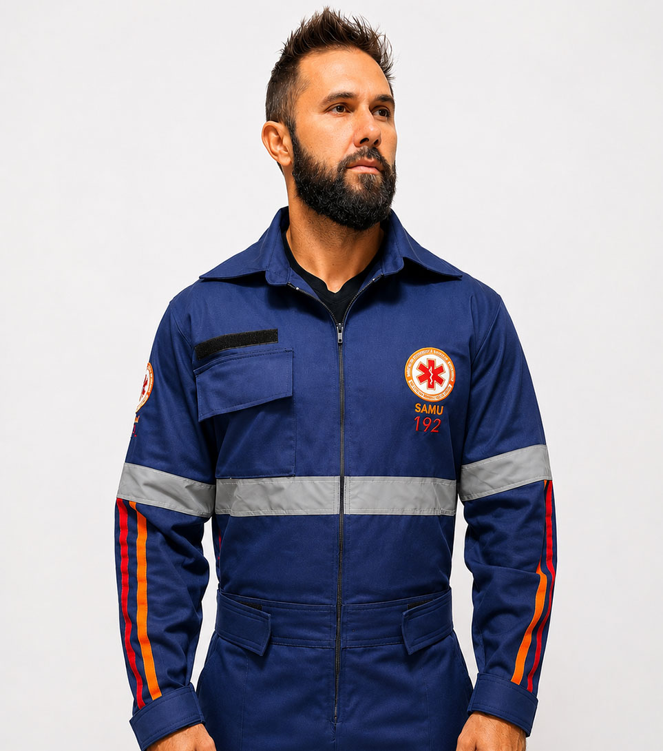 Uniforme azul operacional com faixa refletiva laranja