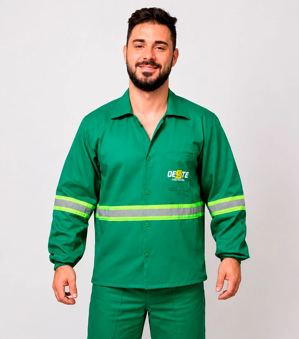 Uniforme verde profissional com logomarca bordada