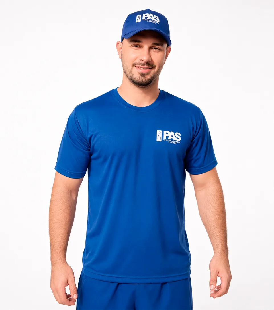 Camiseta azul de equipe operacional com bordado da empresa